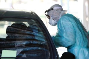 Imagen de archivo de la realización de test en autocovid.