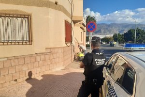 Policía supervisando el trabajo de corte de enganches ilegales.