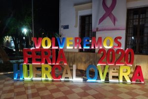 Letrero ante el Ayuntamiento huercalense.