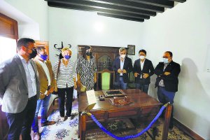 Varias autoridades políticas e historiadores estuvieron en el acto.