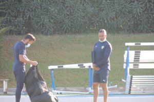 El míster portugués en el Anexo con su libreta.