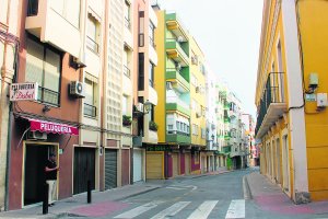 Solo la peluquería de Miguel Bisbal ha resistido el imparable declive de la segunda mitad de la  calle de la Reina.