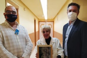 Concha Velasco, junto a Antonio Artero y Antonio Salmerón tras recibir el cuadro de Nuestra Señora del Amor y la Esperanza.