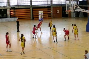 Las almerienses imponen su ley en Valencia.