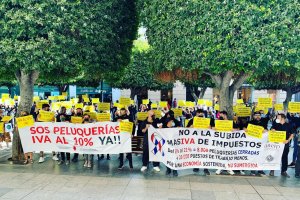 Profesionales de la peluquería, a una por la bajada del IVA.