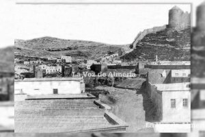 La vieja rambla de los Maroneros, hoy Avenida del Mar, en el siglo XIX. Al fondo se ven las murallas y las primeras casas del barrio de Chamberí.