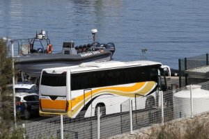 Traslado de inmigrantes en el Puerto de Almería (Foto: @Héroesdelmar)