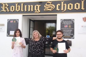 Al grito de ¡Robling School is cool! celebran los alumnos, Juan Aguilera Guil y Daniel Samper Martínez la obtención del certificado Cambridge English