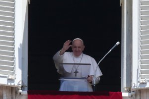 El Papa Francisco durante oración del Ángelus desde su ventana con vista a la Plaza de San Pedro en el Vaticano.