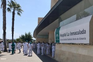 Personal sanitario a las puertas del Hospital La Inmaculada.