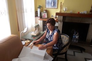 Una de las voluntarias del grupo de vecinos de Mójacar.