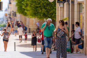 Una de las calles comerciales de Vera.