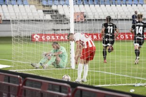 Makaridze se lamenta después de encajar el gol de Rubén Castro.