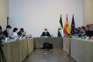 Juanma Moreno preside el Consejo Asesor de Alertas de Salud Pública de Alto Impacto.