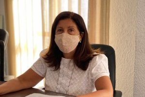 La alcaldesa en su despacho.