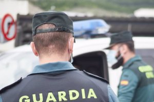 Imagen de archivo de agentes de la Guardia Civil con mascarilla.