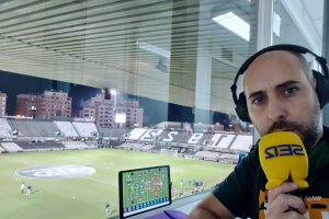 Xavi Sidro, en la cabina de la Cadena SER de Castalia.