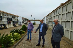 El alcalde, concejal de Servicios y concejal de Salud en el cementerio.