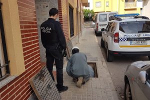 Trabajo de corte de enganches ilegales de agua.