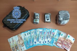 Entre sus pertenencias fueron halladas siete placas de hachís y 840 euros en efectivo.