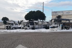 Autobuses y camiones calcinados.