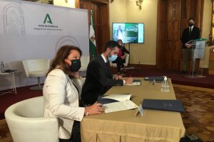 Carmen Crespo y Ramón Fernández-Pacheco firman el documento del \'Compromiso Blanco\'