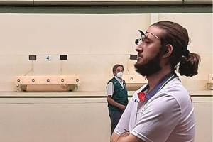 El campeón nacional mirando los resultados conseguidos.