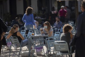 Varias personas en una terraza de Sevilla, este fin de semana.