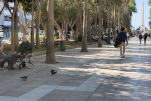 Gente paseando con mascarillas en la Rambla de Almería.