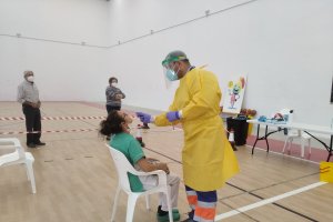 Un sanitario toma muestras nasales de una de las personas convocadas para realizarse las pruebas de antígenos.