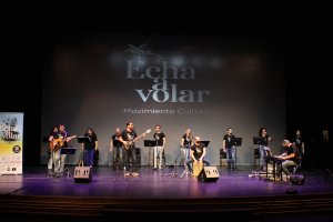 Los artistas almerienses interpretando el tema que da título al disco: Echa a Volar.