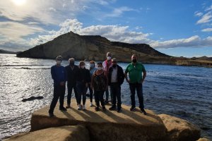 Fotografía de los visitantes en la playa de Cocedores