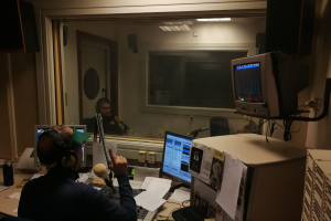 Isra Polo en los estudios de la Cadena SER.