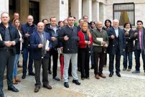 Imagen de archivo de una concentración de alcaldes socialistas ante la Subdelegación del Gobierno en 2017.
