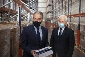 El consejero de la Presidencia, Elías Bendodo (i), junto al director general de gestión economica del SAS.