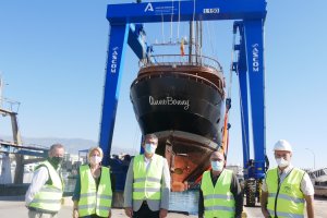 Las distintas autoridades con el nuevo pórtico grúa de Adra.