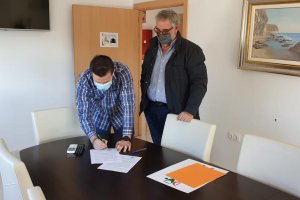 El instante de la firma del convenio de colaboración.