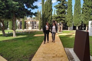 Sacra Sánchez visita el cementerio de San José en el Día de Todos los Santos.