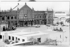 La Estación de Almería en los años setenta, cuando ya no quedaba tan lejos de la ciudad. En aquel entorno estaba el cuartel de la Guardia Civil.