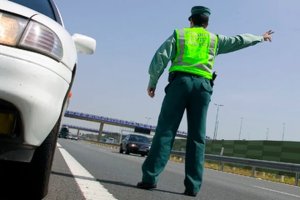 Un agente de la Guardia Civil en un control.