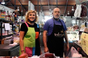 el puesto de  José Rumí y de María Morales, es uno de los pocos que abren por las tardes en el Mercado Central.