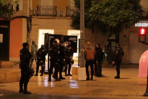 El único negacionista que asistió a la convocatoria junto a la Policía Nacional.