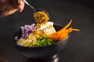 Wakea Poke Burger amplia su horario de jueves a domingo.