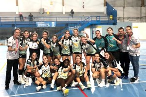 Las roqueteras posan tras la victoria.