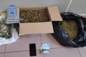 Droga y material incautado por la Policía.