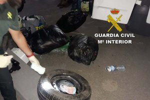 Los billetes escondidos en una rueda