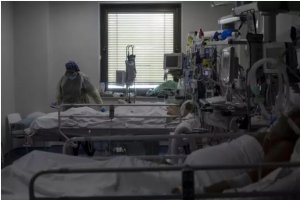 Una trabajadora de la limpieza durante su jornada laboral en la Unidad de Cuidados Intensivos (UCI) dedicada a enfermos de coronavirus.