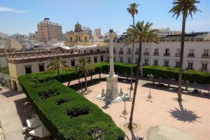 El Pingurucho en el centro de la Plaza Vieja rodeada de ficus.