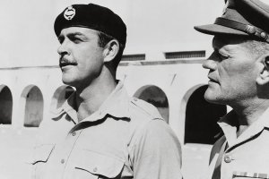 Sean Connery en ‘La colina’ (1965), de Sidney Lumet, su primer rodaje en localizaciones almerienses. Junto a él, Harry Andrews.