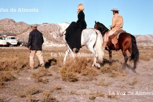 Sean Connery cabalgando junto a Brigitte Bardot durante el rodaje de la película Shalako.